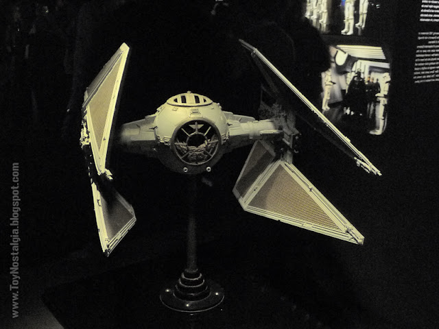 Modelo en miniatura - TIE Interceptor "Episodio VI - The Return Of the Jedi" (STAR WARS - The Exhibition) Modelo en miniatura - TIE Interceptor "Episodio VI - The Return Of the Jedi" (STAR WARS - The Exhibition)