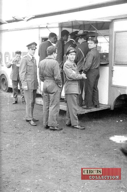 les ouvriers en uniforme a la cantine 