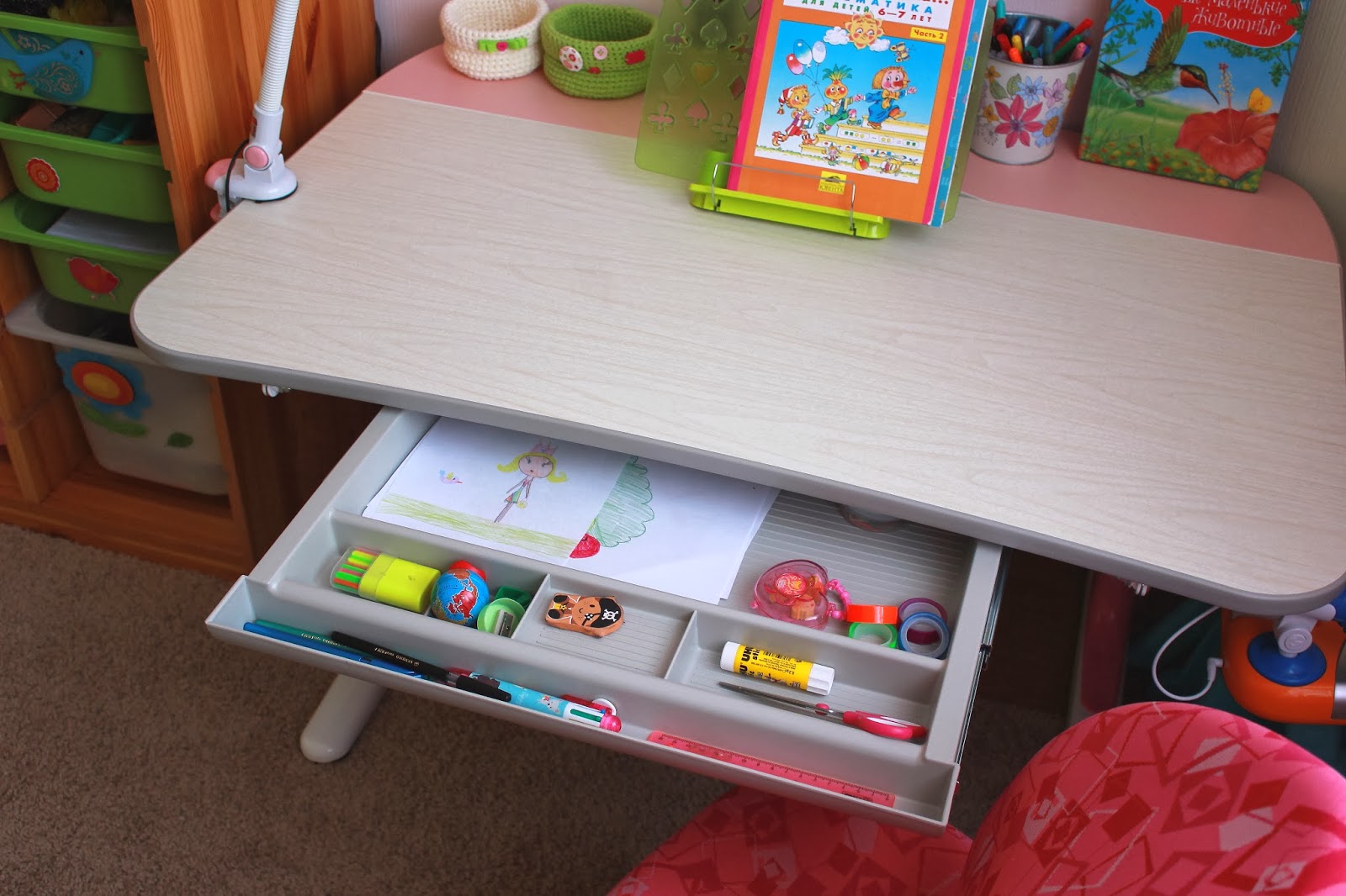 Ложу на парту. Парты и стулья для школы. Парта для дошкольника. Ложу на парту. Ложу на парту.