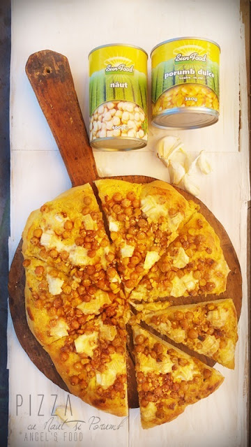 Pizza cu sos alb de usturoi, topping de naut si porumb crocant