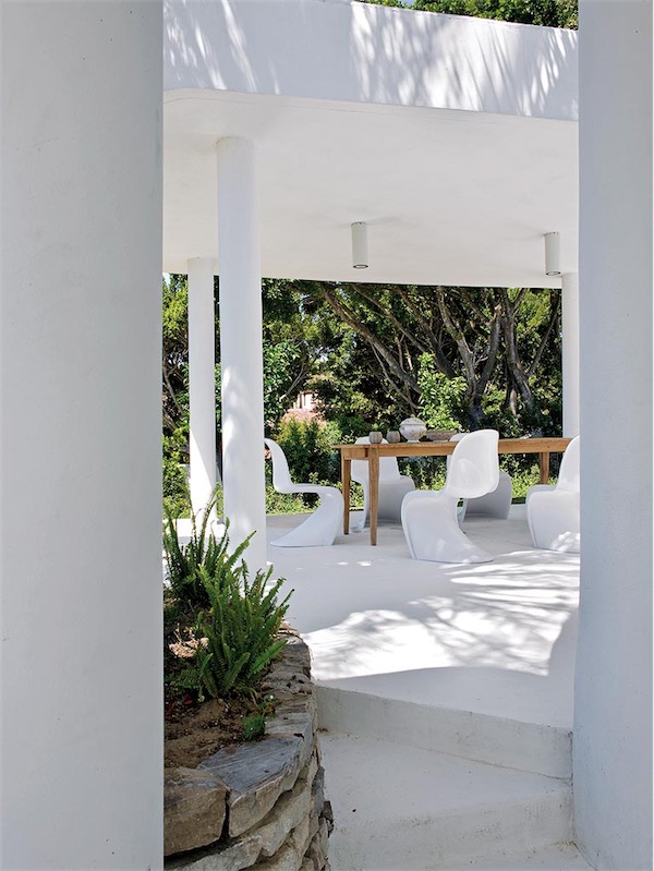 Casa con un interior de puro verano salpicado de tonos turquesas ubicada en Ibiza chicanddeco