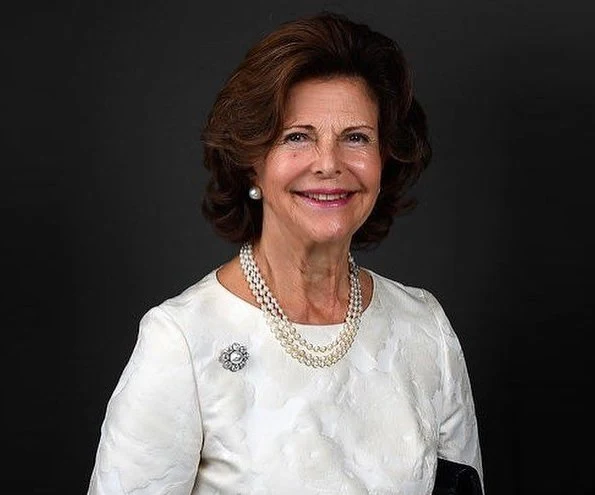 Queen Silvia visited Dalens Hospital which is one of the clinics specialized in dementia in Stockholm. New official portraits of Queen Silvia