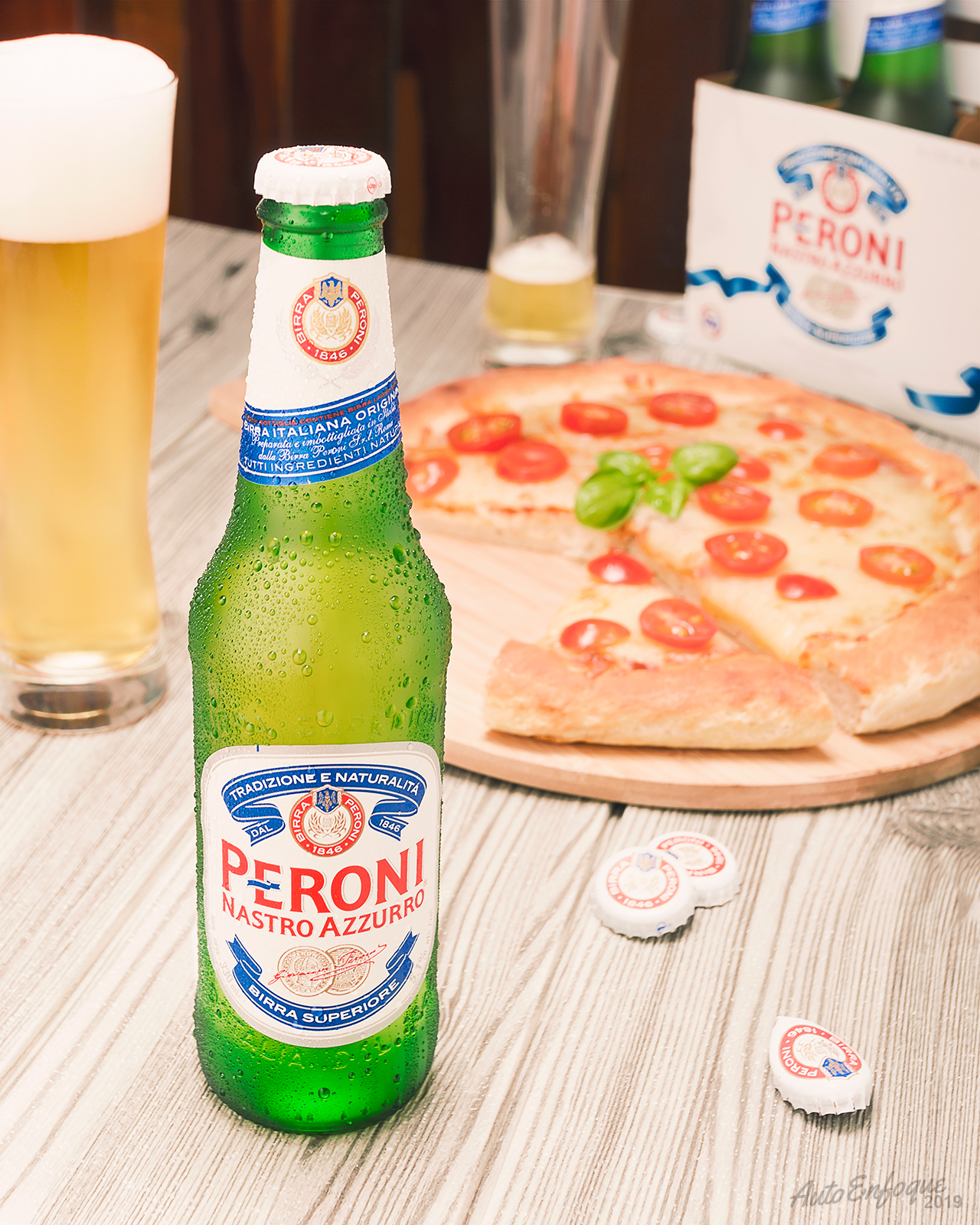 Birra Peroni y Pizza Auto Enfoque