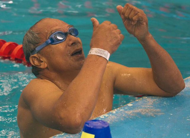 Adulto mayor practicando natación.
