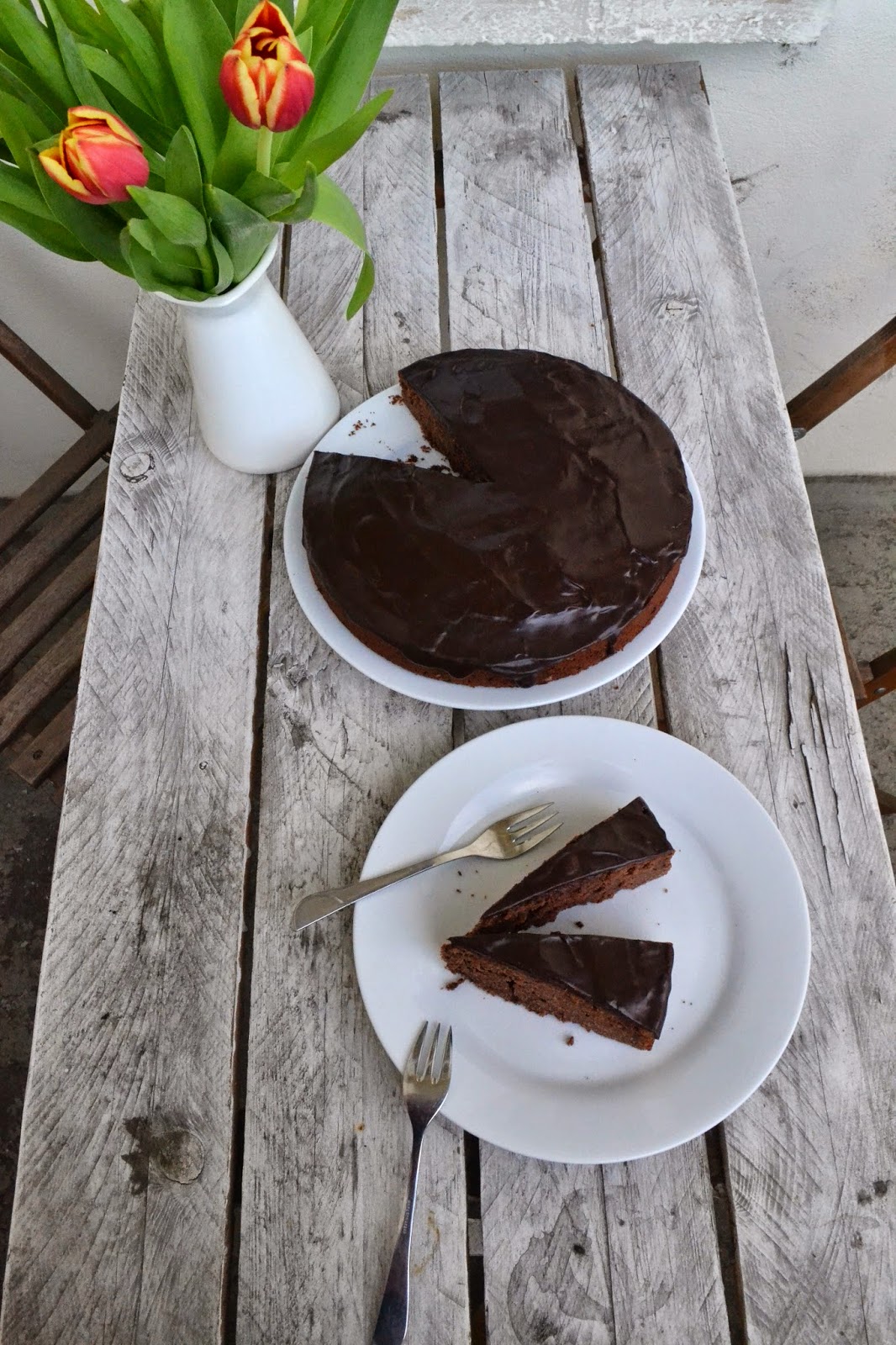 Mandel-Schokoladenkuchen mit Schokoladenglasur. Schokolade. - The ...