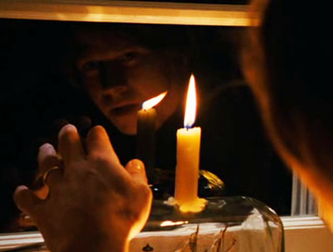 Jack (Mark Wahlberg) observa el reflejo de la vela en The Lovely Bones - Cine de Escritor