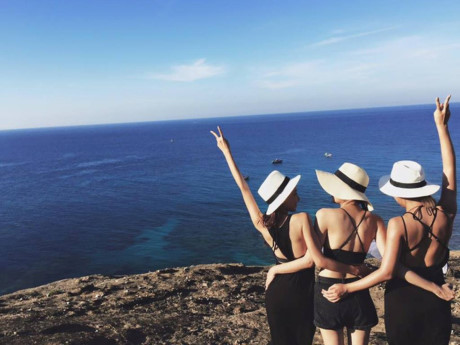 Di du lich voi hoi ban gai ma thich the nay, thi can gi nguoi yeu nua? - Anh 30