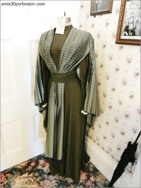 Lizzie Borden Bed & Breakfast Museum: Vestido de Elizabeth Montgomery en la Película