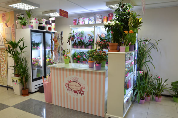 Цветочный магазин остров. Стол для цветочного магазина. Стол флориста. Стеллажи для цветов в цветочный магазин. Цветочный магазин островок.