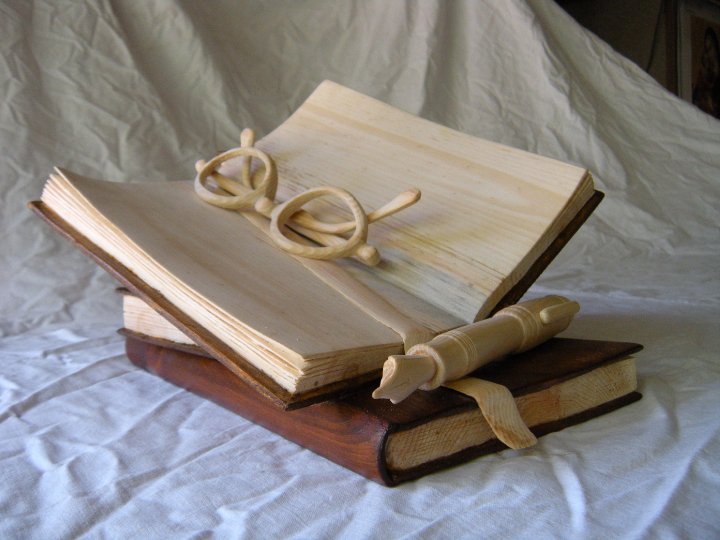 деревянная книга. деревянный переплет. книжка из дерева. шкатулка деревянная. деревянная книжка.