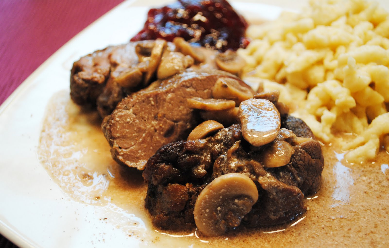 Küchenzaubereien: Rollbraten vom Reh in Champignon-Rahmsoße