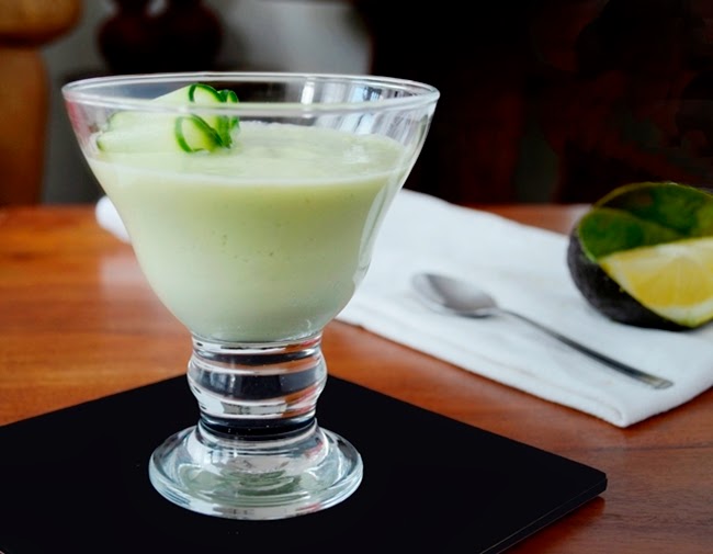 Crema fría de aguacate, pepino y yogur