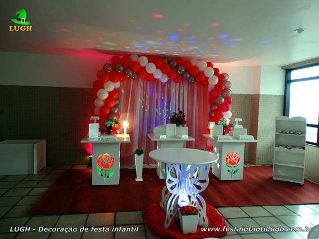 Decoração provençal com rosas iluminadas para aniversário feminino
