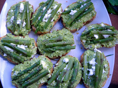 crostone rustico con patè di fave e punte di asparagi