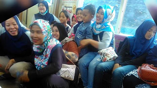 Ketika Sekelompok Emak-Emak Bersatu, Seisi Kereta Jadi Terdiam. Bahkan Lihat Apa yang Terjadi Pada PKD Malang Ini Ketika Sekelompok Emak-Emak Bersatu, Seisi Kereta Jadi Terdiam. Bahkan Lihat Apa yang Terjadi Pada PKD Malang Ini