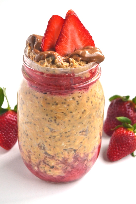 Peanut Butter and Jelly Overnight Oats take 5 minutes of prep time the night before and you will have a delicious breakfast ready to go in the morning! www.nutritionistreviews.com