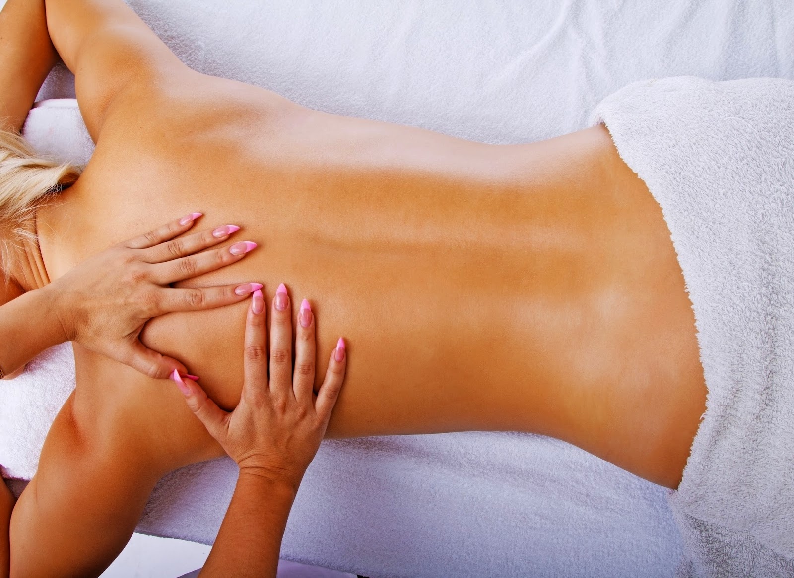 шикарный массаж для блондинки. массаж девушка блондинка. массаж красивой девушке. цветы на массажном столе. спа массаж.