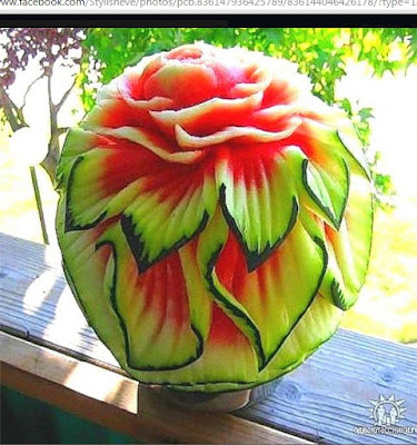 semangka ini di jadikan tempat untuk melukis atau mereka menjadikan suatu karya ukir yang  Ukiran Yang Menakjubkan di Buah Semangka