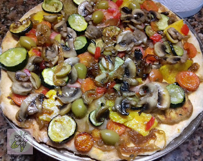 Pizza Vegana de Verduras Asadas y Cebolla Caramelizada