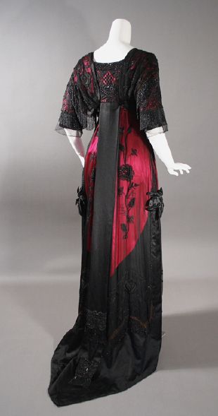 Vestido vermelho e preto de 1912 semelhante ao usado no filme Titanic pela Rose