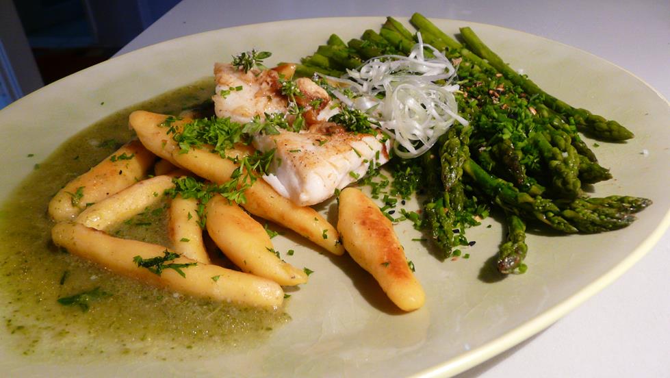 Kulinarische Welten zu Fisch und Meeresfrucht Cobiafilet grüner Spargel Schupfnudeln