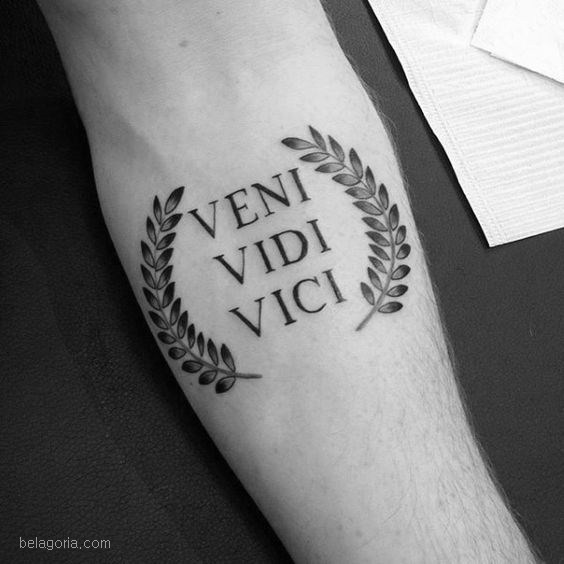 tatuaje de frase en latin veni vidi vinci