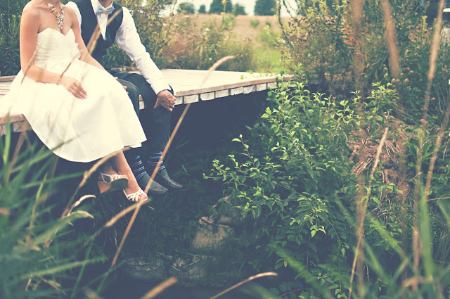 enamorados sentados en un puente