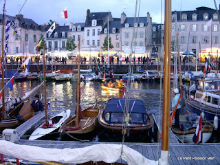 Start van de kleine bootjes parade in het bassin van Vannes, geleid door de muziekboot