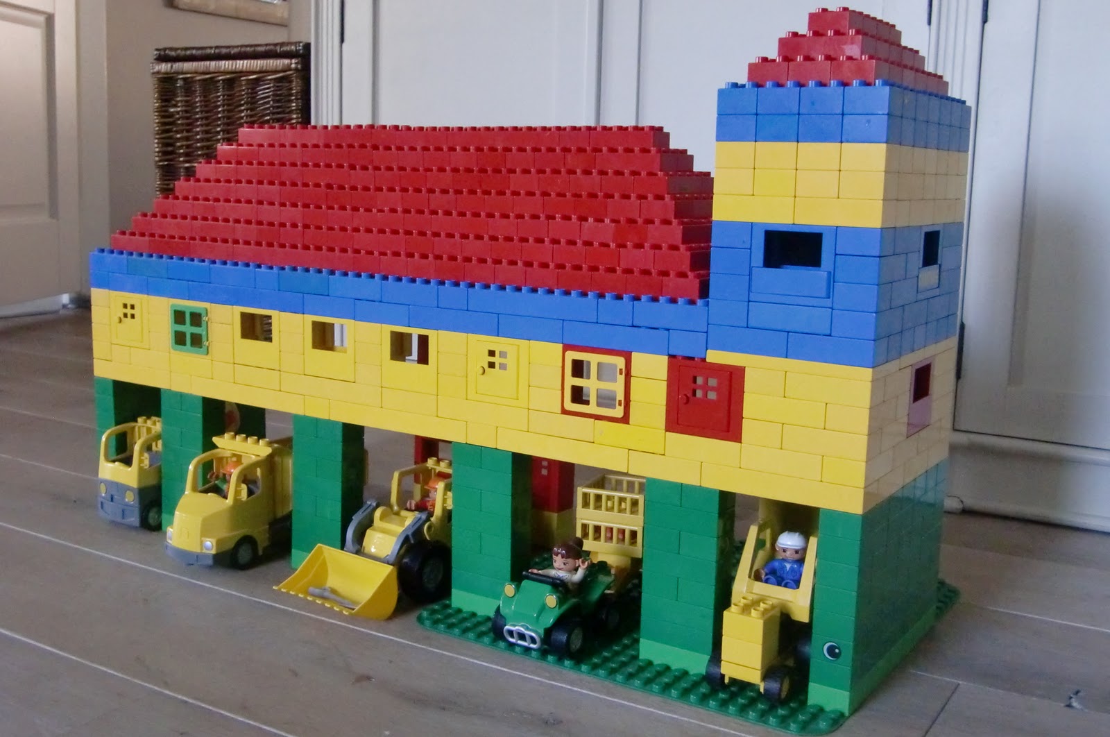 Familie Vogel: David en Siem hebben een garage gemaakt van Duplo