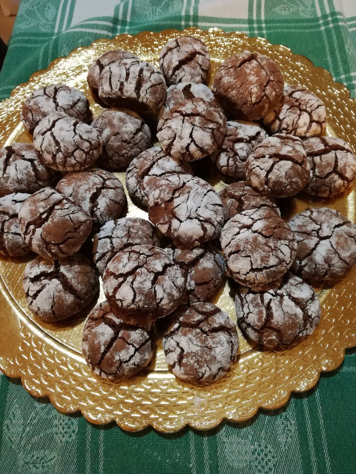 Biscotti morbidi al cioccolato Chocolate crinkles cookies Ricetta