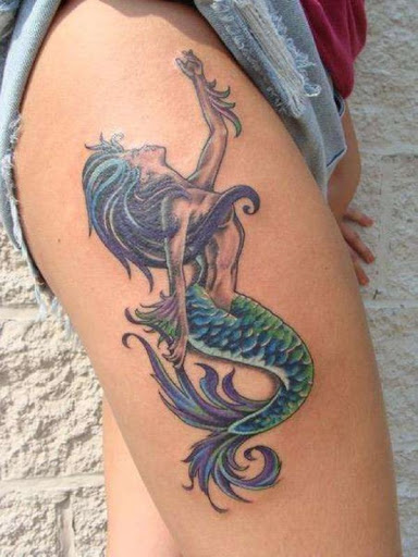 Sereia olhando para o seu portador como outros coxa tatuagens