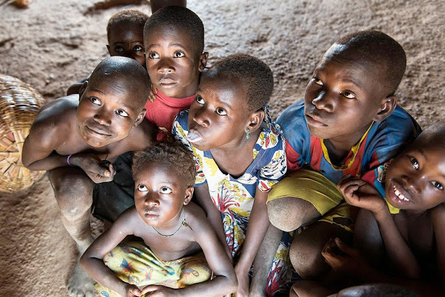 Un inocente grupo de niños africanos sonrientes.