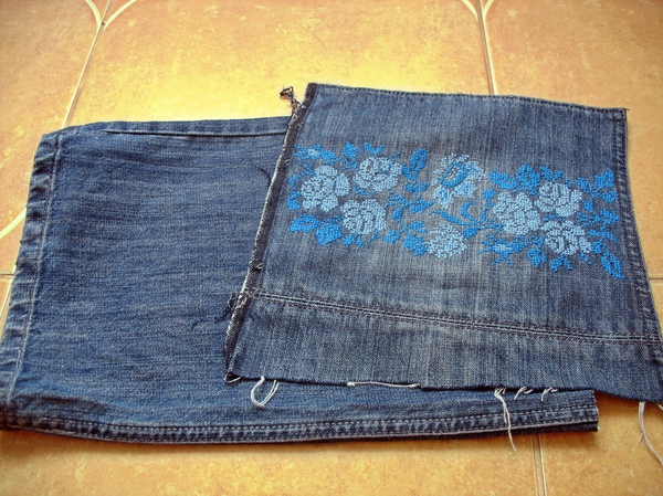 Голубой узор крестиком на джинсовой ткани