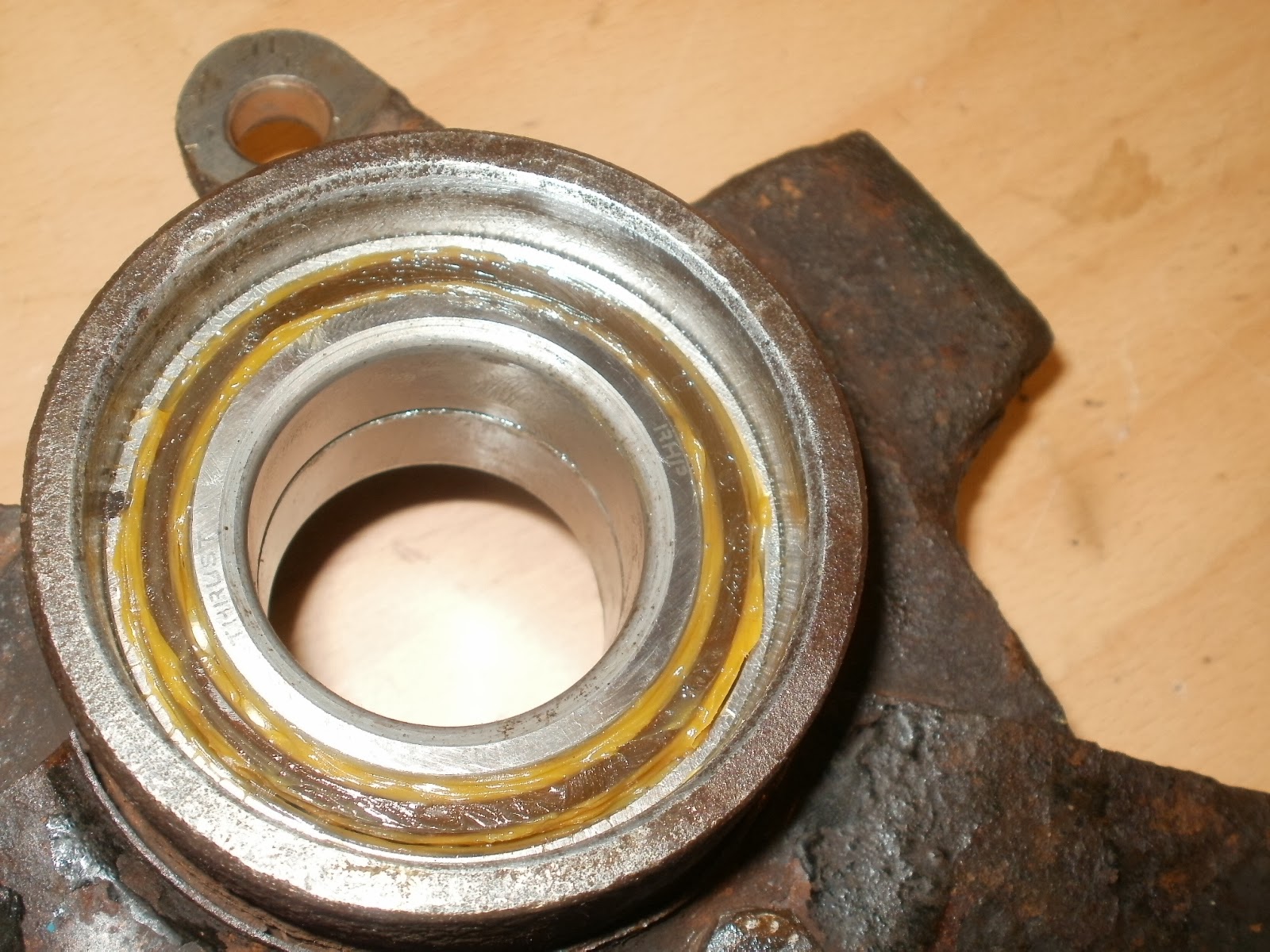 RustyDaytrips.nl Maestro wheel bearing change and stripped engine mount bolt.