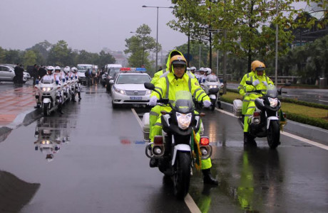 Cu 'bam duoi' xe dac vu My cua CSGT dan doan Obama - Anh 2