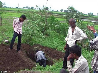 1a4 Indian man who 'died' from snake bite wakes up seconds before cremation and dies again (Graphic photos)