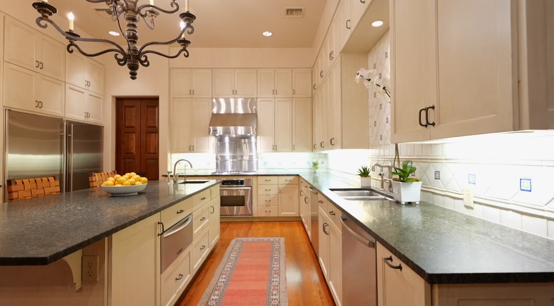 Tour Terrell Hills San Antonio, TX Manor vs. 17 Interior Design Photos