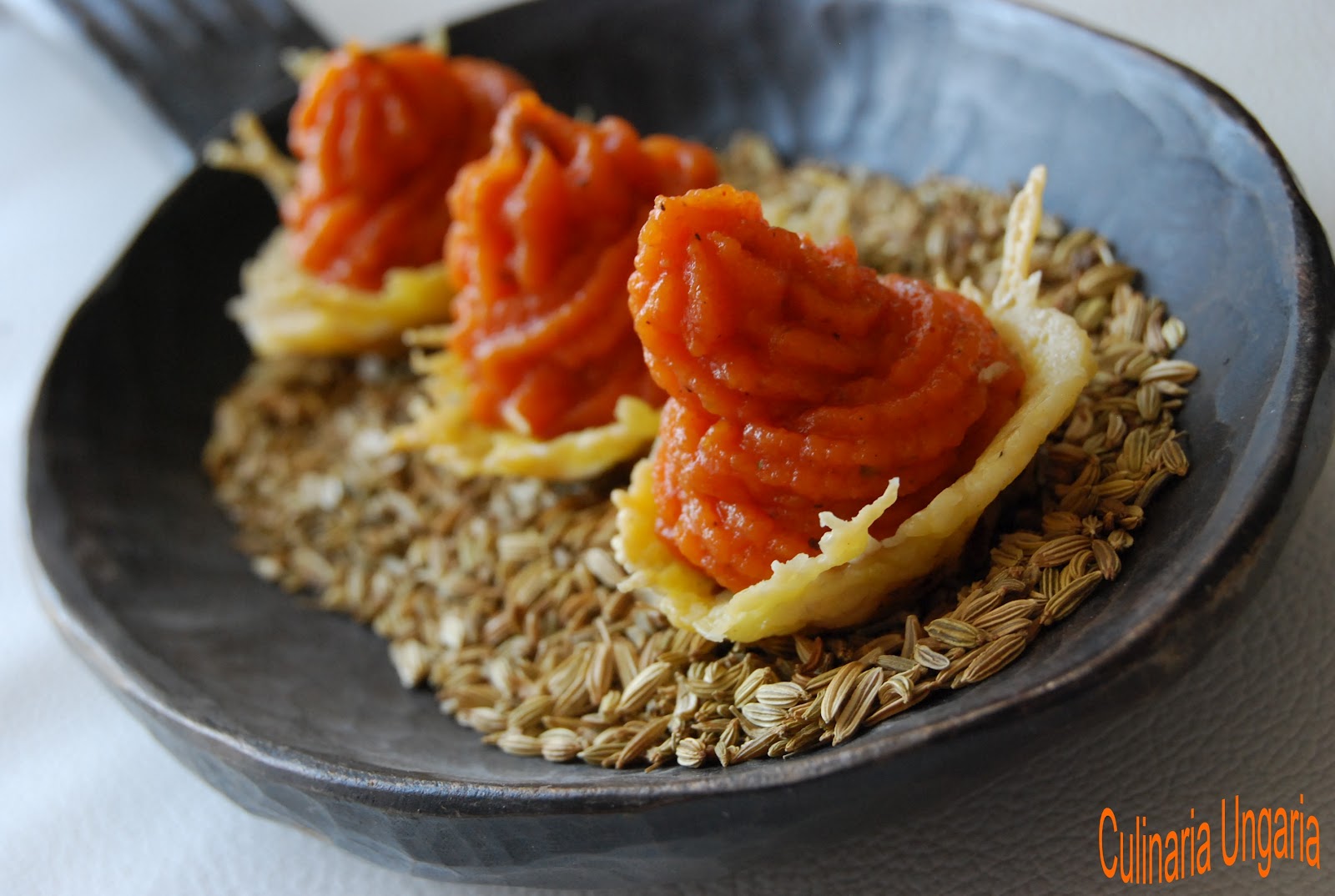 Culinaria Ungaria: Gefüllte würzige Parmesan-Körbchen mit ...