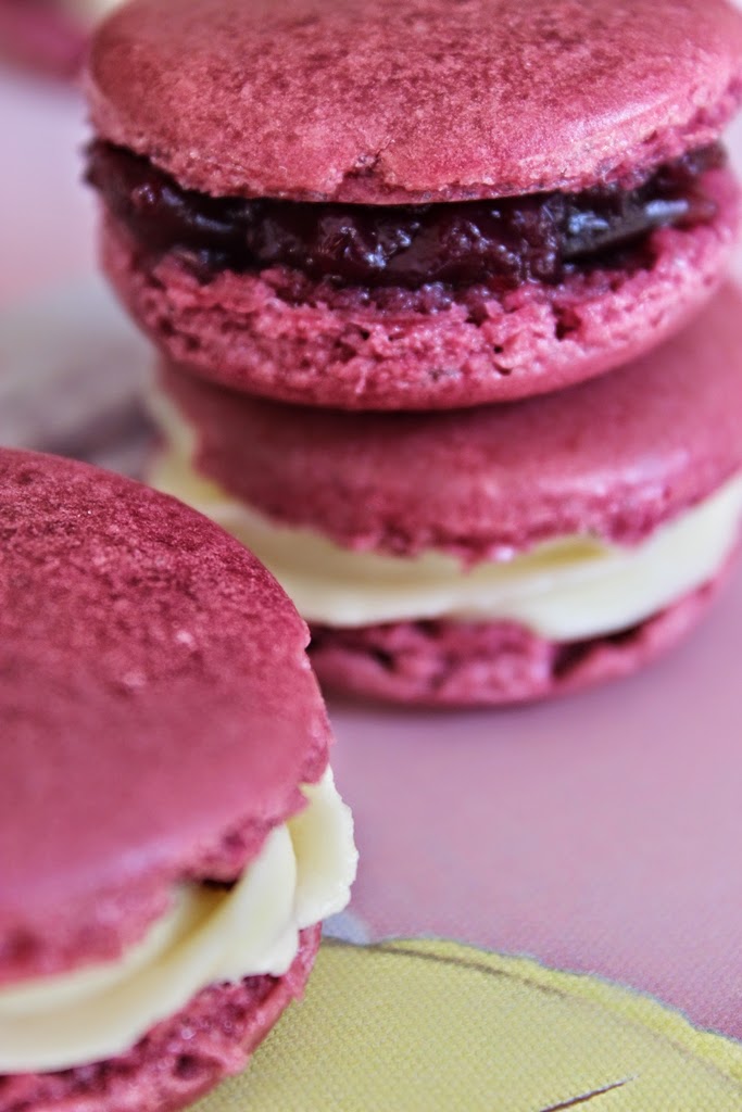 Flavours & Frosting: Cherry Macarons