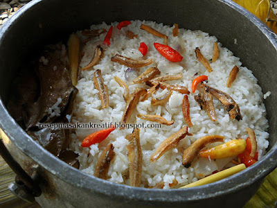  resep nasi liwet merupakan sebuah cara memasak nasi putih dengan perpaduan bumbu dan remp Resep Masakan Sunda, Nasi Liwet Ikan Teri Asin Tanpa Santan
