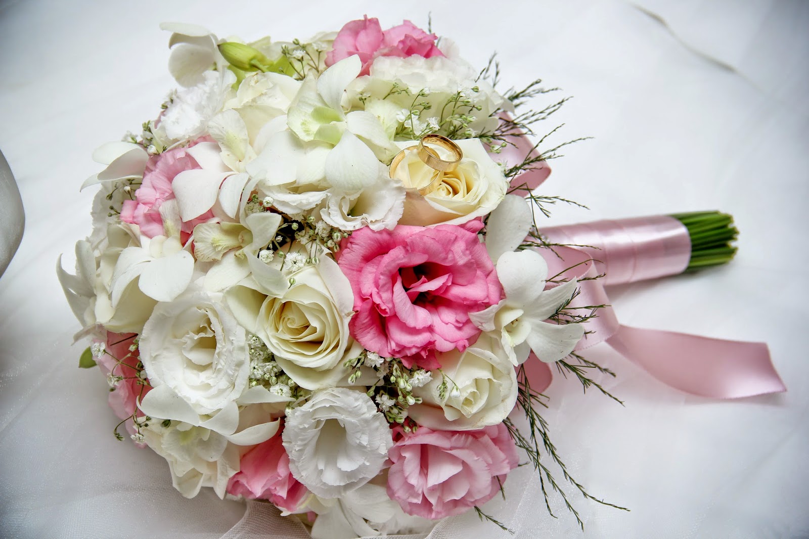 Nane Buques: Buquê branco e rosa claro! Rosas, lisianthus, chuva de prata e  mini orquídeas!
