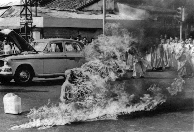pendeta Buddha dari Vietnam membakar dirinya