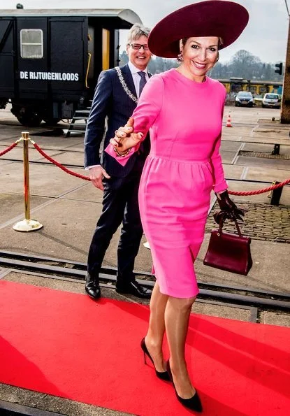 Queen Maxima wore Natan dress and Gianvito Rossi shoes at Het begint met taal Foundation event