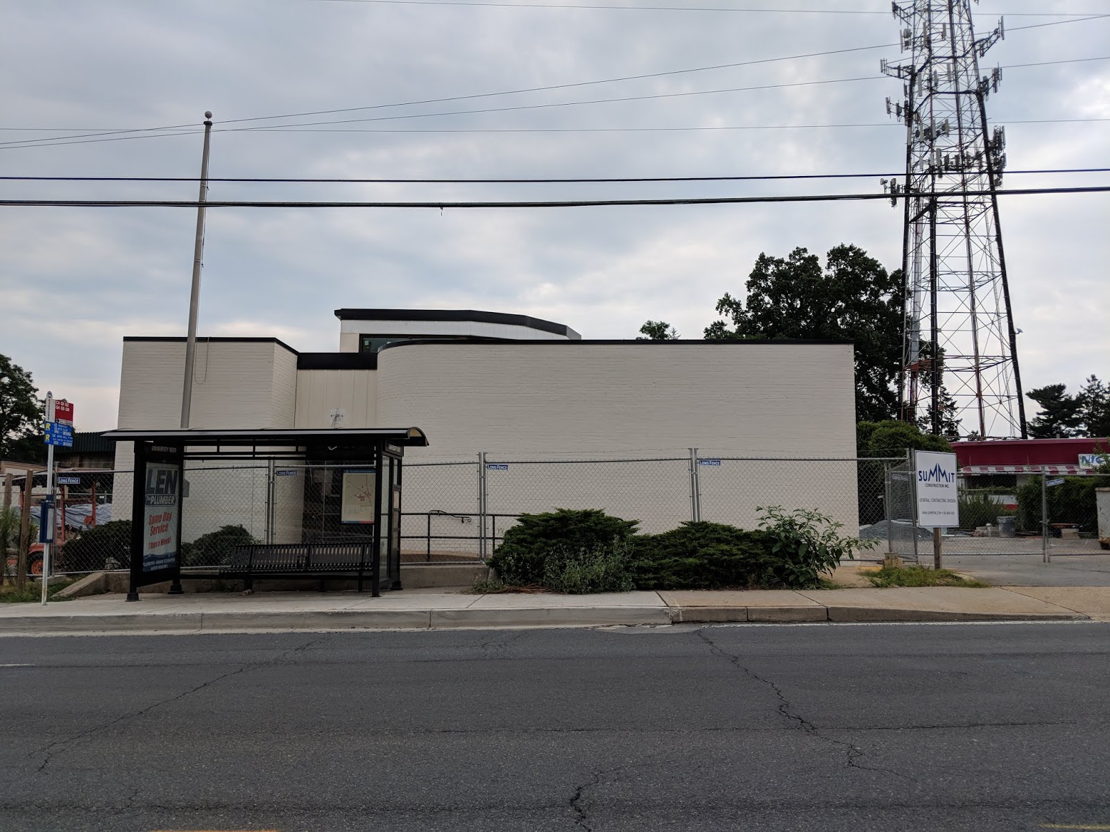 East MoCo Enterprise RentaCar installs signage at new Wheaton location