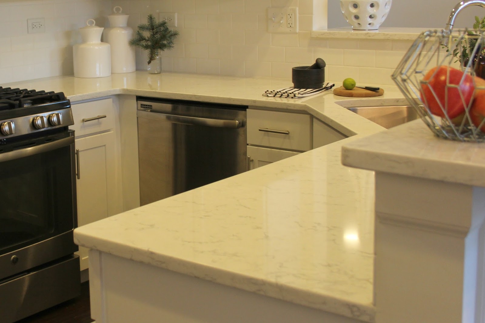 Viatera Minuet quartz countertop in a Chicagoland kitchen with black and white. #viatera #minuet #whitequartz #quartzcountertop