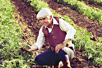 Tarlada mutlu bir çiftçi