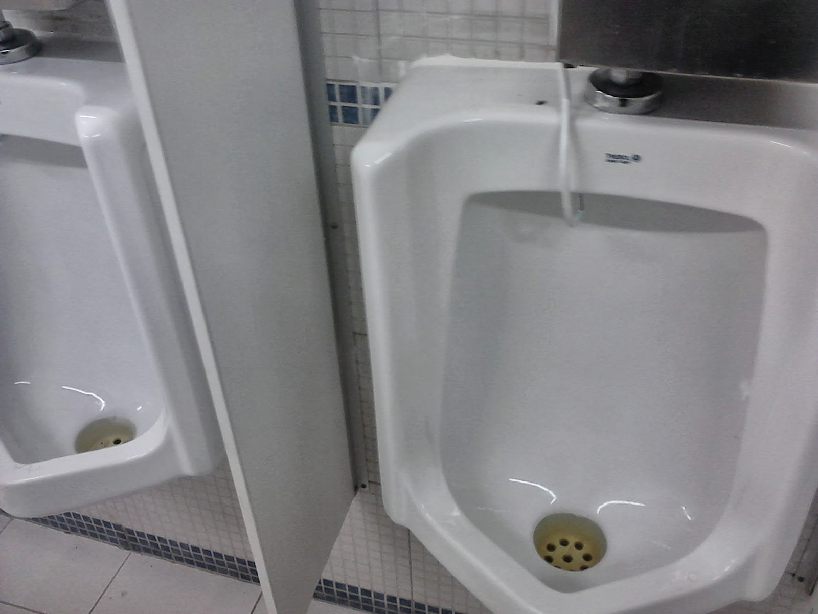 El espejo de Maxwell: Baño de varones