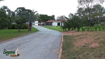 Execução da calçamento de pedra em rua de pedra com as guias de pedra em entrada da sede da fazenda em Atibaia-SP. Calçamento com pedrisco cinza com espessura de 3 cm.