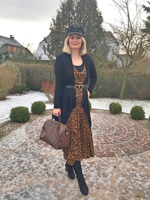Kleid Im Leoprint Mit Einem Cardigan Kombiniert Werbung Da Markennennung
