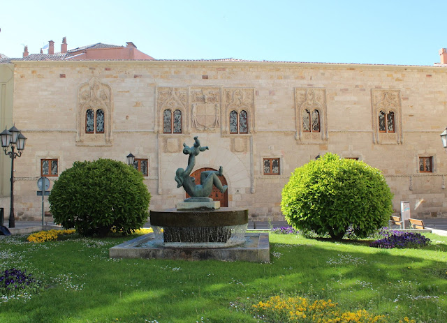 Escultura a la maternidad Baltasar Lobo